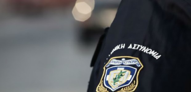 Αστυνομικός ξυλοκοπούσε την κοπέλα του στη μέση του δρόμου